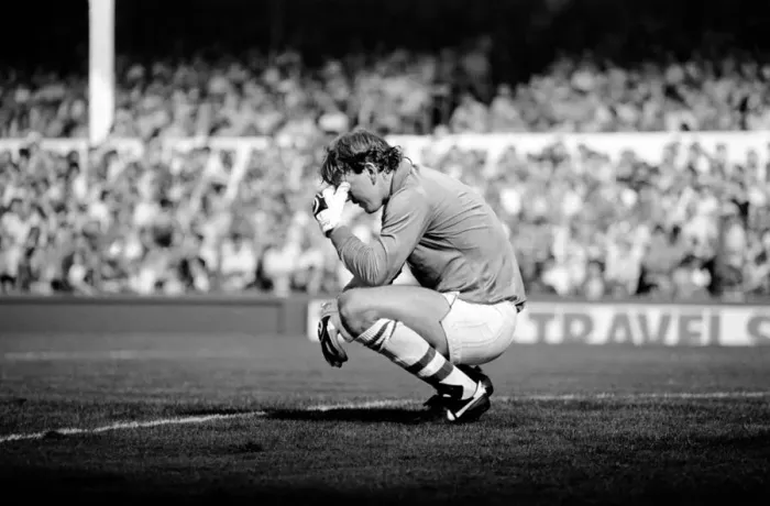 Framed Print : Everton 1 v. Tottenham Hotspur 4. August 1984 MF17-17-011 Everton keeper Neville