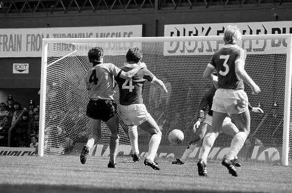 Everton 1 v. Wolverhampton Wanderers 1. May 1982 MF07-04-059