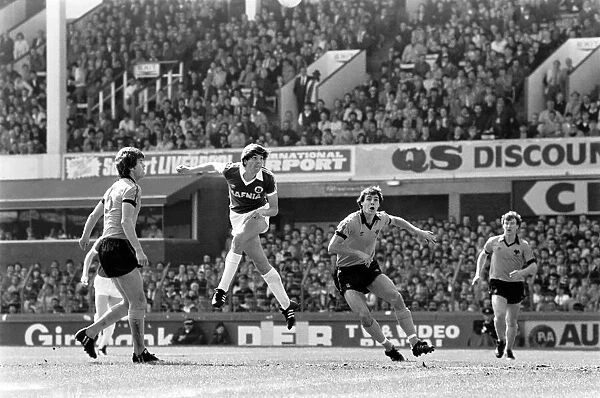 Everton 1 v. Wolverhampton Wanderers 1. May 1982 MF07-04-023