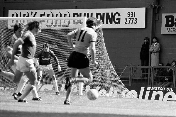 Everton 1 v. Wolverhampton Wanderers 1. May 1982 MF07-04-074