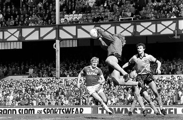 Everton 1 v. Wolverhampton Wanderers 1. May 1982 MF07-04-031
