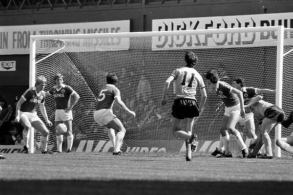 Everton 1 v. Wolverhampton Wanderers 1. May 1982 MF07-04-062
