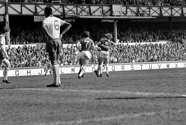Everton 2 v. Arsenal 1. April 1982 MF06-35-004 Local Caption Division 1 Football