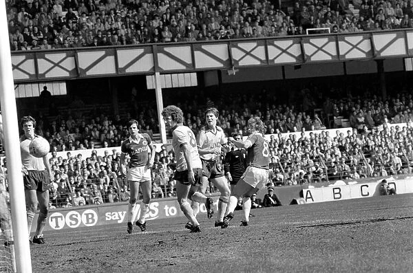 Everton 2 v. Arsenal 1. April 1982 MF06-35-008 Local Caption Division 1 Football