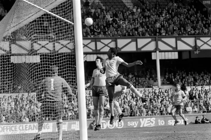 Framed Print : Everton 2 v. Arsenal 1. April 1982 MF06-35-011 Local Caption Division 1 Football