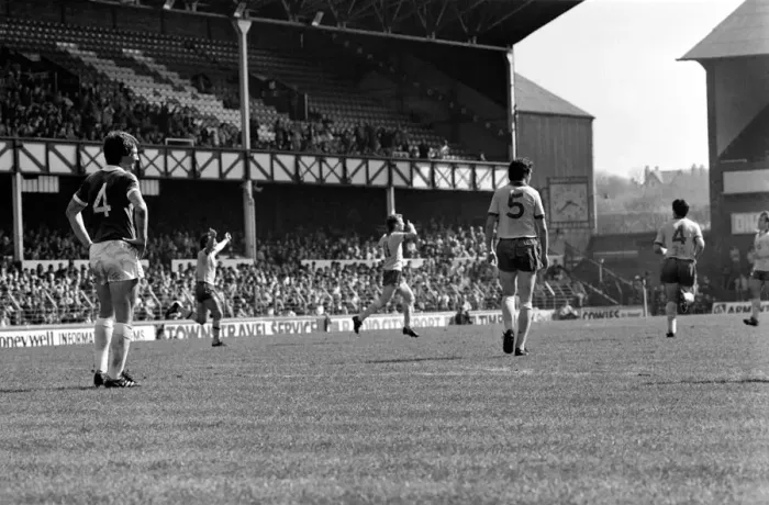 Framed Print : Everton 2 v. Arsenal 1. April 1982 MF06-35-014 Local Caption Division 1 Football Framed Print : Everton 2 v. Arsenal 1. April 1982 MF06-35-014 Local Caption Division 1 Football