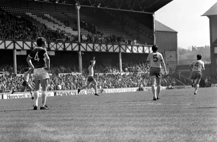 Framed Print : Everton 2 v. Arsenal 1. April 1982 MF06-35-015 Local Caption Division 1 Football Framed Print : Everton 2 v. Arsenal 1. April 1982 MF06-35-015 Local Caption Division 1 Football