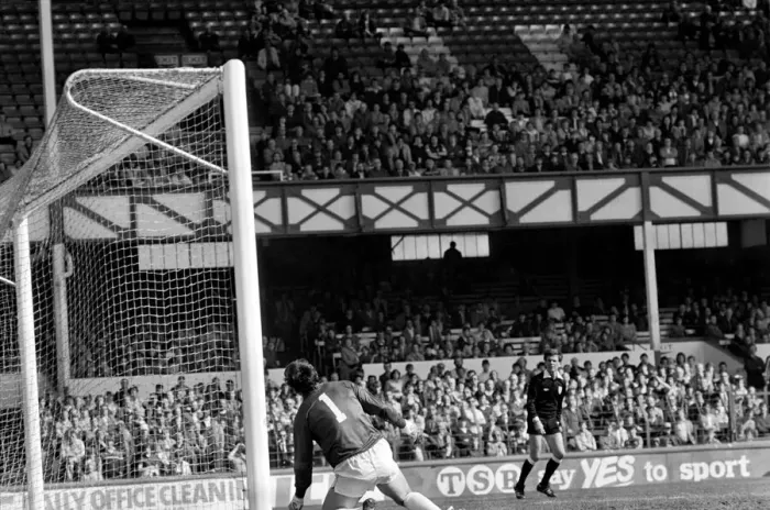 Framed Print : Everton 2 v. Arsenal 1. April 1982 MF06-35-016 Local Caption Division 1 Football Framed Print : Everton 2 v. Arsenal 1. April 1982 MF06-35-016 Local Caption Division 1 Football