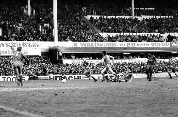 Everton 3 v. Leicester City 0. November 1984 MF18-08-028