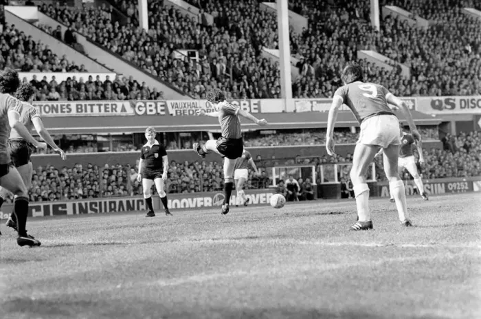 Framed Print : Everton 3 v. Manchester United 3. April 1982 MF06-24-008