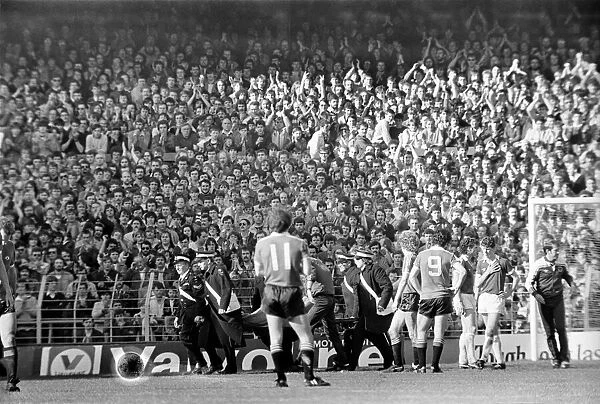 Everton 3 v. Manchester United 3. April 1982 MF06-24-032