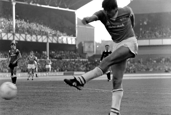 Everton 5 v. Manchester United 0. October 1984 MF18-07-031