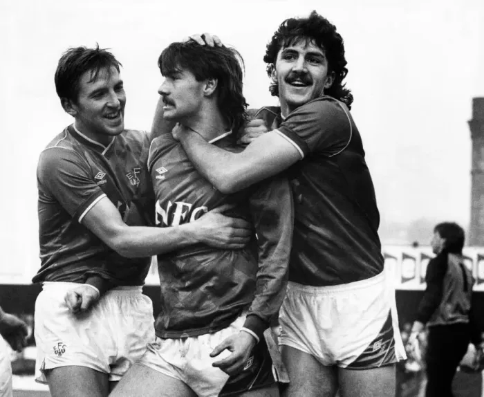 Framed Print : Everton footbaler Ian Snodin congratulated by teammates Gary Stevens (left