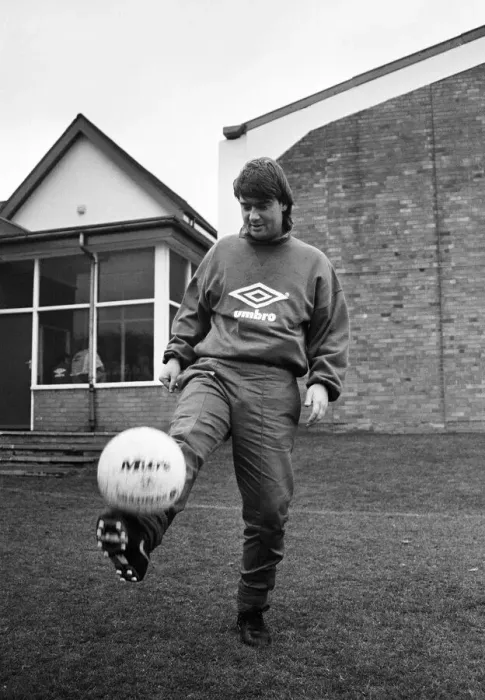 Framed Print : Everton football player Ian Snodin pictured during a training session at Bellefield Framed Print : Everton football player Ian Snodin pictured during a training session at Bellefield