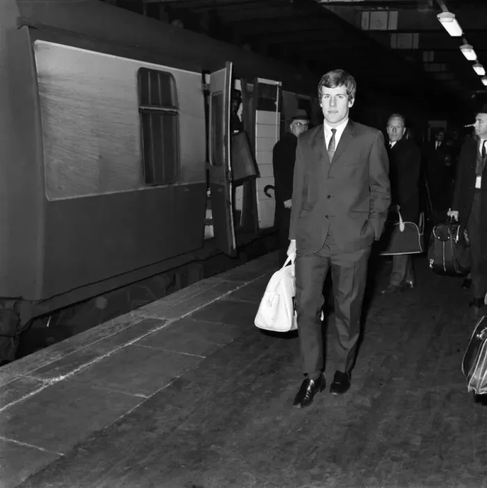 Framed Print : Everton football team arrive at Euston for the match against West Ham tomorrow. Joe Royal Framed Print : Everton football team arrive at Euston for the match against West Ham tomorrow. Joe Royal
