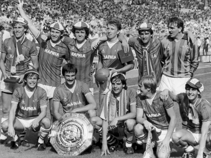 Framed Print : Everton football team pose with the Charity Shield trophy after their 1-0 victory over