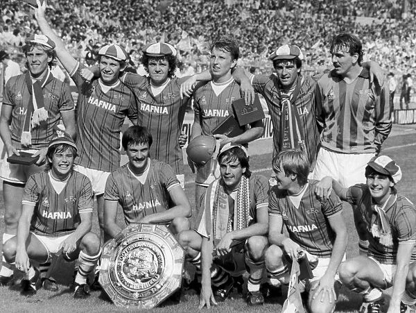 Everton football team pose with the Charity Shield trophy after their 1-0 victory over