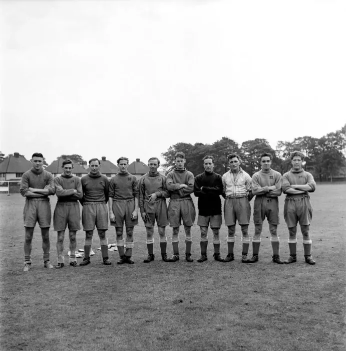 Framed Print : Everton Football team trainingLeft to right: Maurice woods Framed Print : Everton Football team trainingLeft to right: Maurice woods