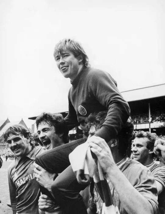 Framed Print : Everton footballer Adrian Heath sits on the shouders of jubilant teammates Derek