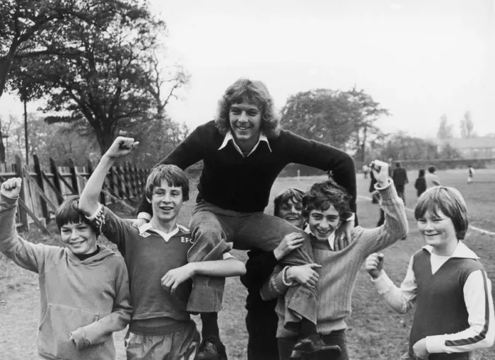 Framed Print : Everton footballer Andy King with young schoolboy fans, their new hero after his winning