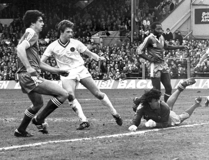 Framed Print : Everton footballer Kevin Sheedy score past Brighton goalkeeper Graham Mosely to give his