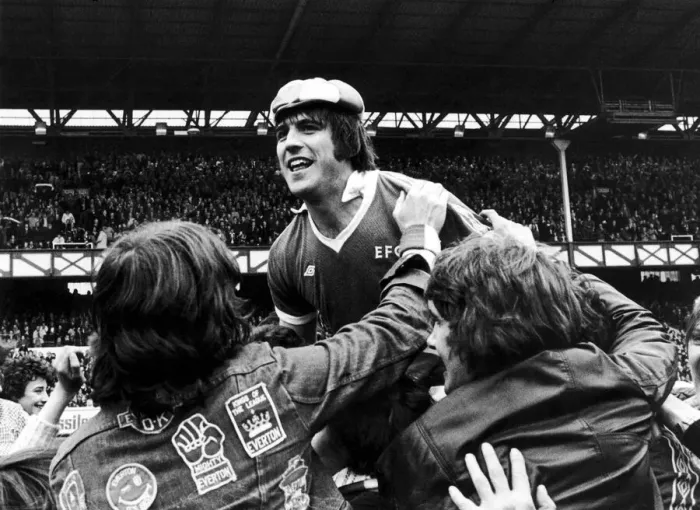 Framed Print : Everton forward Bob Latchford mobbed by jubilant fans after scoring his 30th goal of Framed Print : Everton forward Bob Latchford mobbed by jubilant fans after scoring his 30th goal of