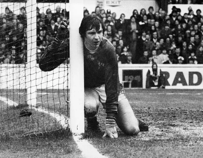 Framed Print : Everton keeper David Lawson hanging onto the post in pain after injuring himself whilst Framed Print : Everton keeper David Lawson hanging onto the post in pain after injuring himself whilst