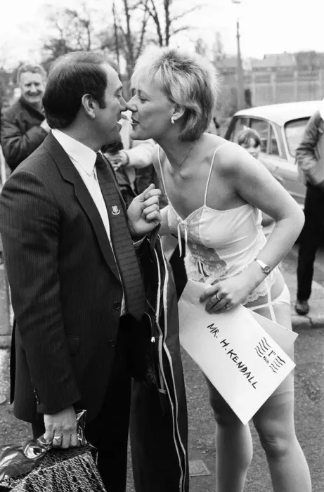 Framed Print : Everton manager Howard Kendall kissed by kissogram girl Maureen Jenner as the team travel