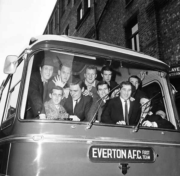 Everton players leave for Sunderland in their £10 000 coach ahead of their FA cup