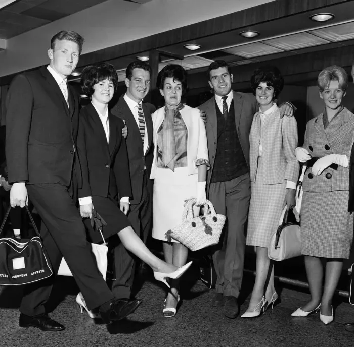 Framed Print : Everton players and wives at Ringway airport, Manchester bound for Torremolinos
