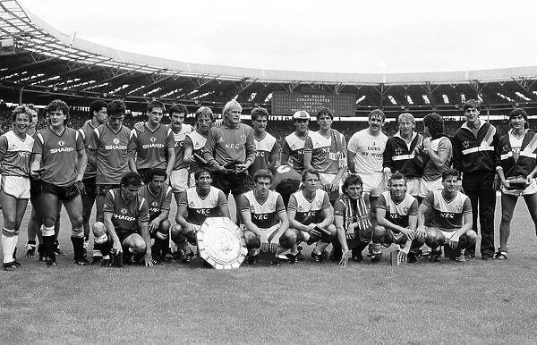 Everton pose with Charity Shield after defeating Manchester United 2-0 at Wembley