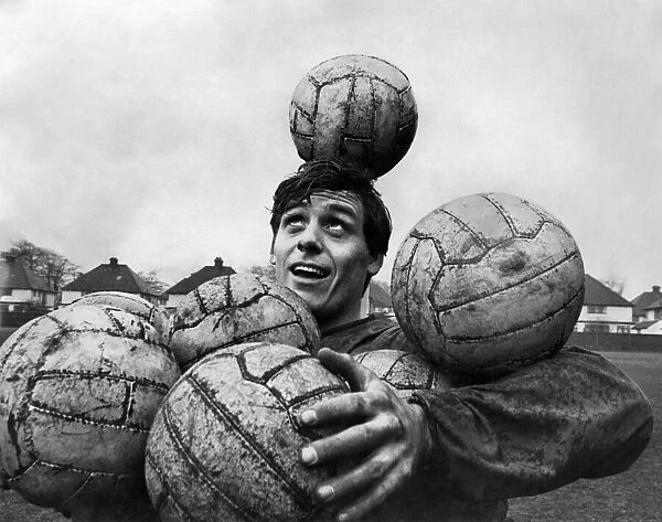 Everton prepare to meet Southport in the cup. Well in possession is keeper Gordon West