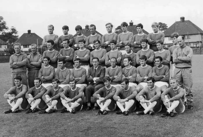 Framed Print : Everton squad pose fore a pre season picture at their Bellefield training camp