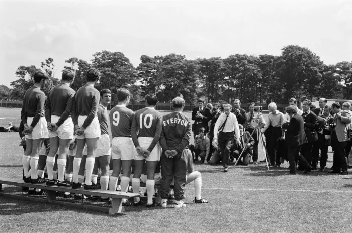 Framed Print : Everton squad pose for a group photograph at their annual photocall at their training Framed Print : Everton squad pose for a group photograph at their annual photocall at their training