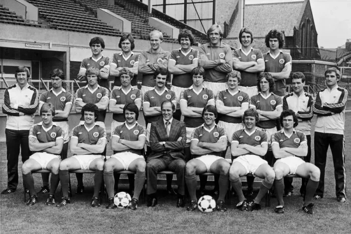 Framed Print : Everton squad pose for a group photograph at Goodison Park, 30th July 1979 Framed Print : Everton squad pose for a group photograph at Goodison Park, 30th July 1979