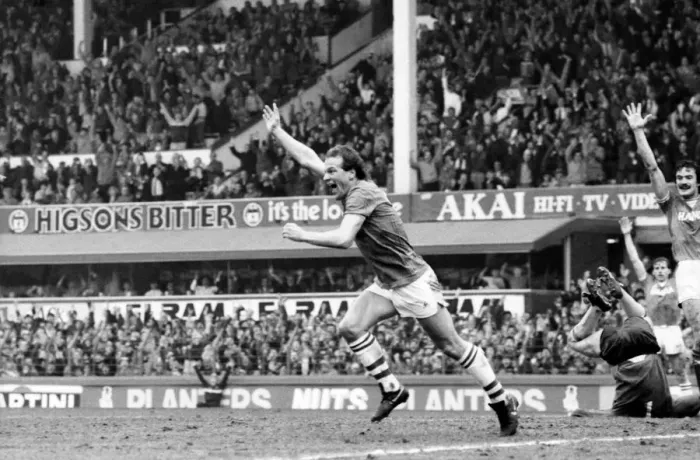 Framed Print : Everton v. Arsenal. March 1985 MF20-13-005 The final score was a two nil victory