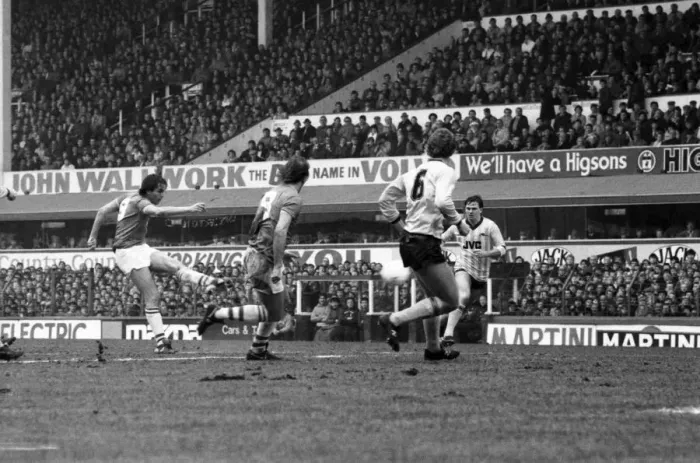 Framed Print : Everton v. Arsenal. March 1985 MF20-13-014 The final score was a two nil victory Framed Print : Everton v. Arsenal. March 1985 MF20-13-014 The final score was a two nil victory