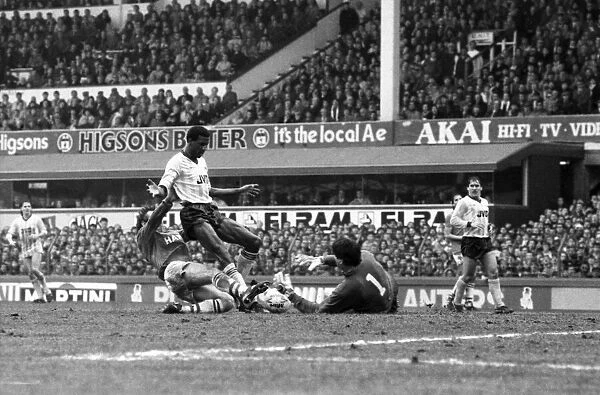 Everton v. Arsenal. March 1985 MF20-13-015 The final score was a two nil victory