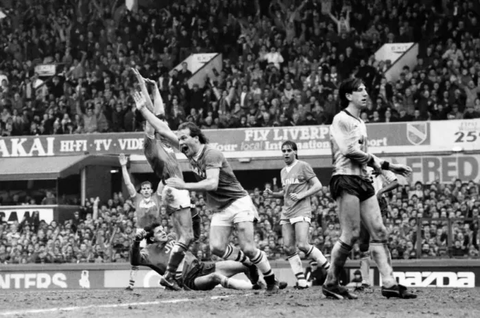 Framed Print : Everton v. Arsenal. March 1985 MF20-13-018 The final score was a two nil victory