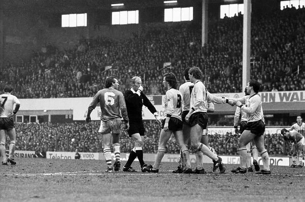 Everton v. Arsenal. March 1985 MF20-13-020 The final score was a two nil victory