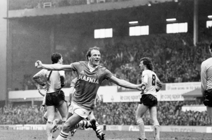 Framed Print : Everton v. Arsenal. March 1985 MF20-13-038 The final score was a two nil victory to
