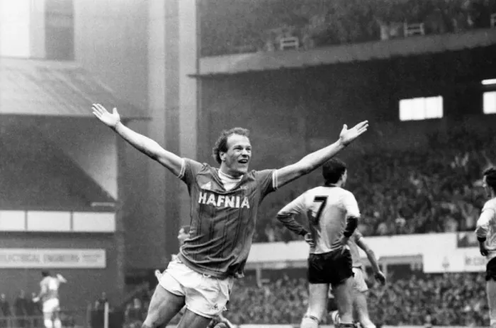 Framed Print : Everton v. Arsenal. March 1985 MF20-13-039 The final score was a two nil victory Framed Print : Everton v. Arsenal. March 1985 MF20-13-039 The final score was a two nil victory