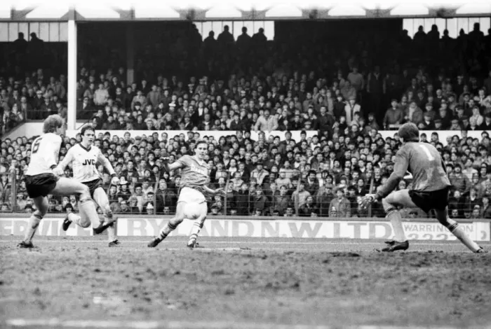 Framed Print : Everton v. Arsenal. March 1985 MF20-13-049 The final score was a two nil victory Framed Print : Everton v. Arsenal. March 1985 MF20-13-049 The final score was a two nil victory