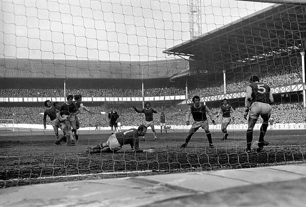 Everton v. Arsenal: RoyleIs shot has Wilson stranded but Roberts clears off Line