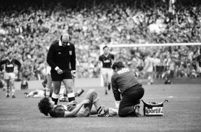 Framed Print : Everton v. Aston Villa. October 1984 MF18-01-004 The final score was a two one