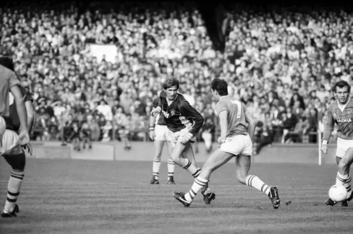 Framed Print : Everton v. Aston Villa. October 1984 MF18-01-012 The final score was a two one victory to Framed Print : Everton v. Aston Villa. October 1984 MF18-01-012 The final score was a two one victory to