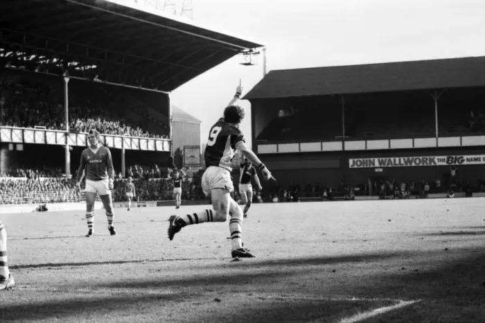 Framed Print : Everton v. Aston Villa. October 1984 MF18-01-018 The final score was a two one