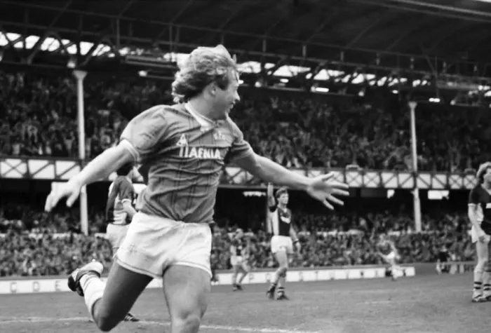 Framed Print : Everton v. Aston Villa. October 1984 MF18-01-037 The final score was a two one Framed Print : Everton v. Aston Villa. October 1984 MF18-01-037 The final score was a two one