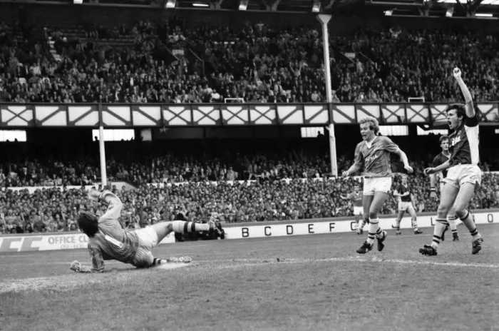 Framed Print : Everton v. Aston Villa. October 1984 MF18-01-040 The final score was a two one