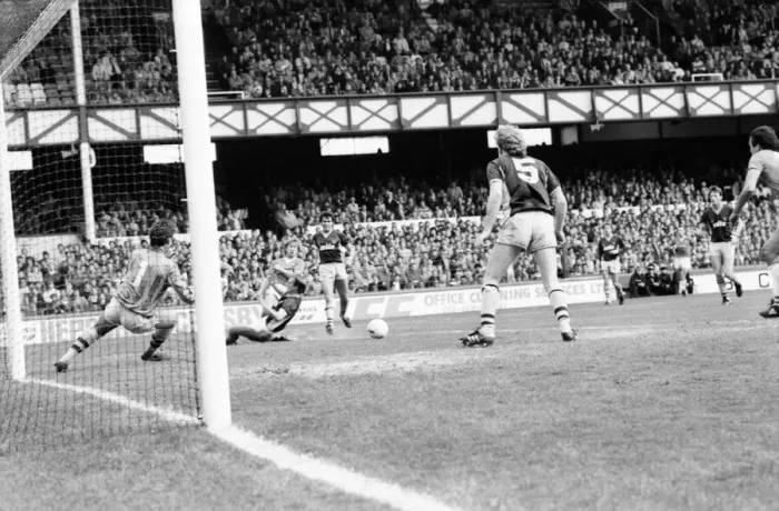 Framed Print : Everton v. Aston Villa. October 1984 MF18-01-046 The final score was a two one Framed Print : Everton v. Aston Villa. October 1984 MF18-01-046 The final score was a two one